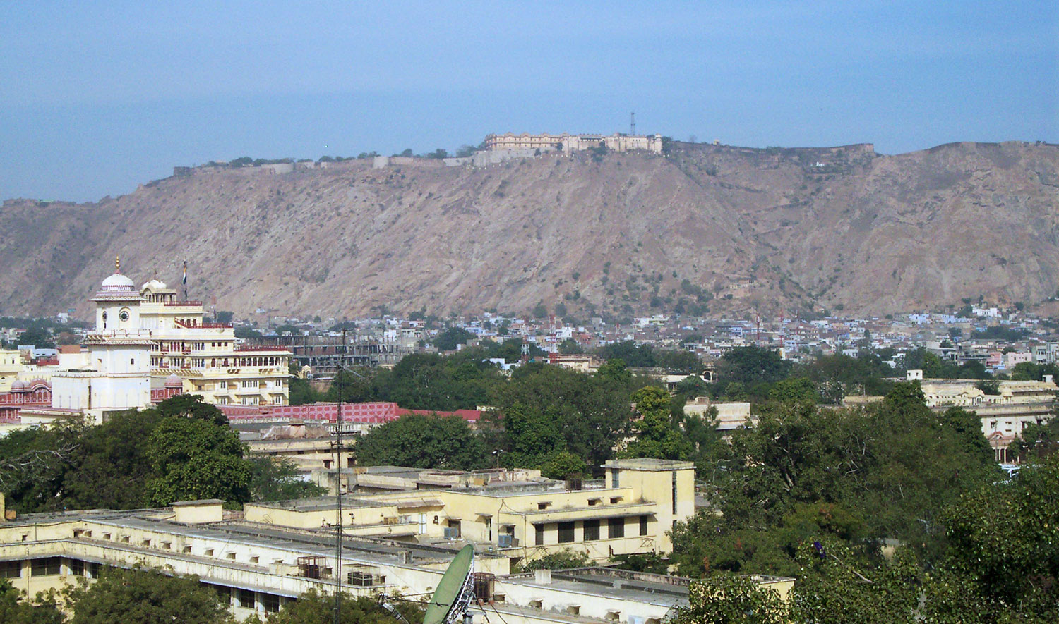 Blick vom Stadtpalast in Jaipur auf die Nahargarh Festung