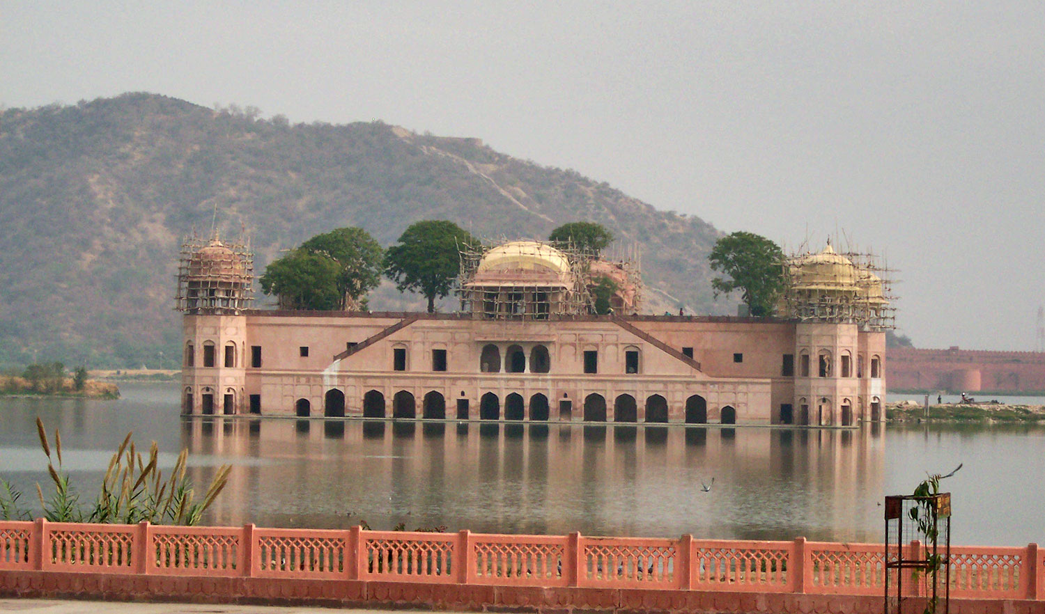 Ein Schloß im See in Jaipur