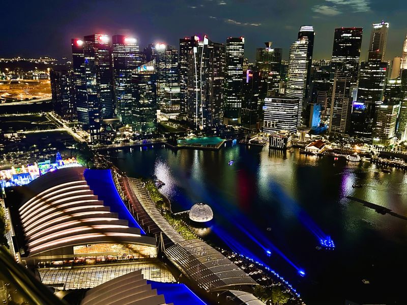 Blick vom Marina Bay Sands SkyPark über die Skyline von Singapur
