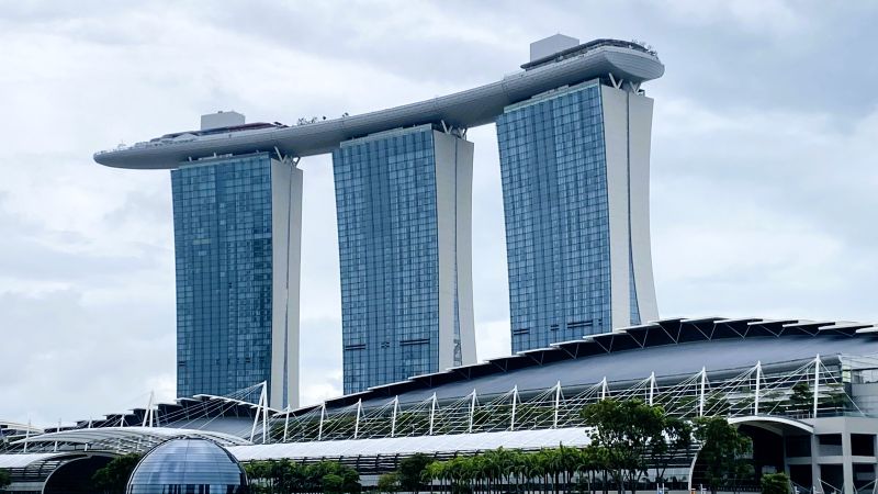 Marina Bay Sands Hotel in Singapur von unten