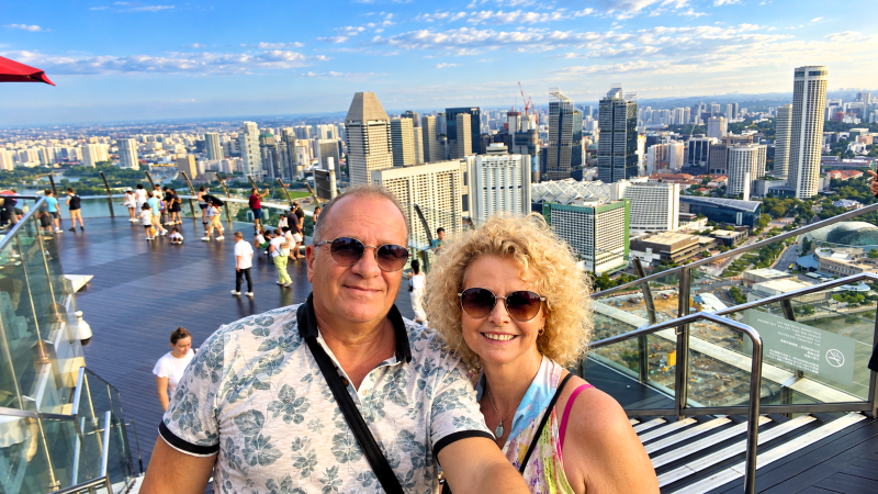 Anette und ich auf dem Deck Hotel Marina Bay Sands