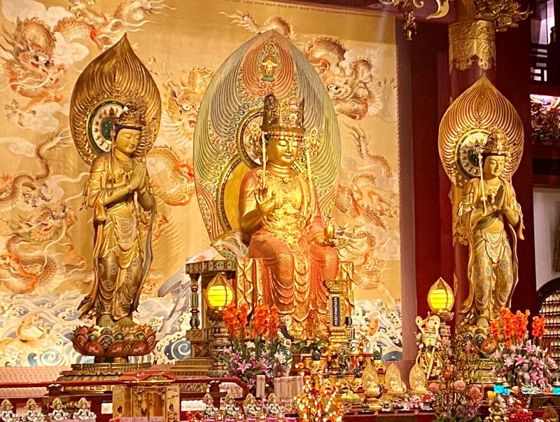 Die Maitreya-Dreiergruppe im Buddha Tooth Relic Temple